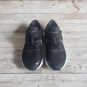 Nike Renew Run Sneakers in Black/White/Dark Smoke Grey/Metallic  Size 1Y